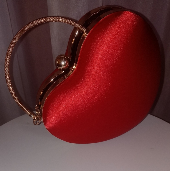 Red ❤ heart-shaped ❤ satin messenger bag. - Picture 2 of 7